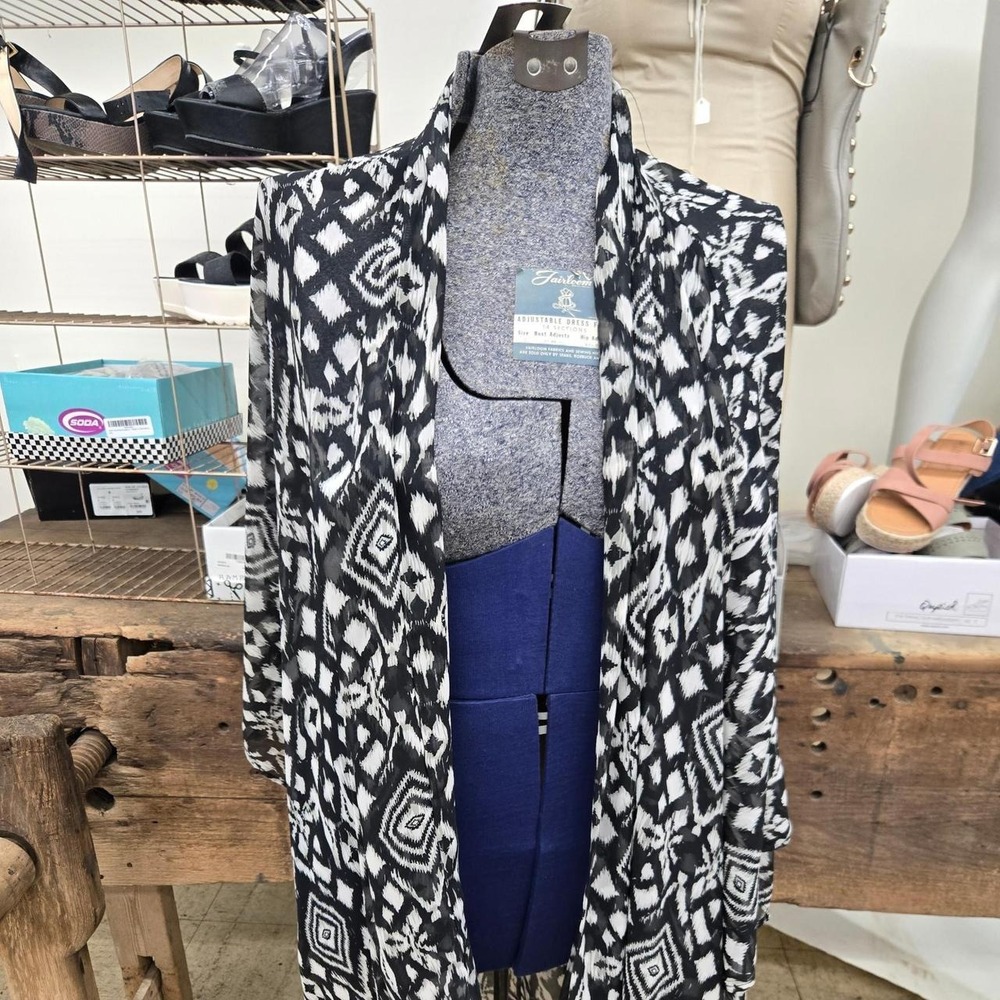 Woman's Black & White Geometric Design Cardigan Kimono Size Medium